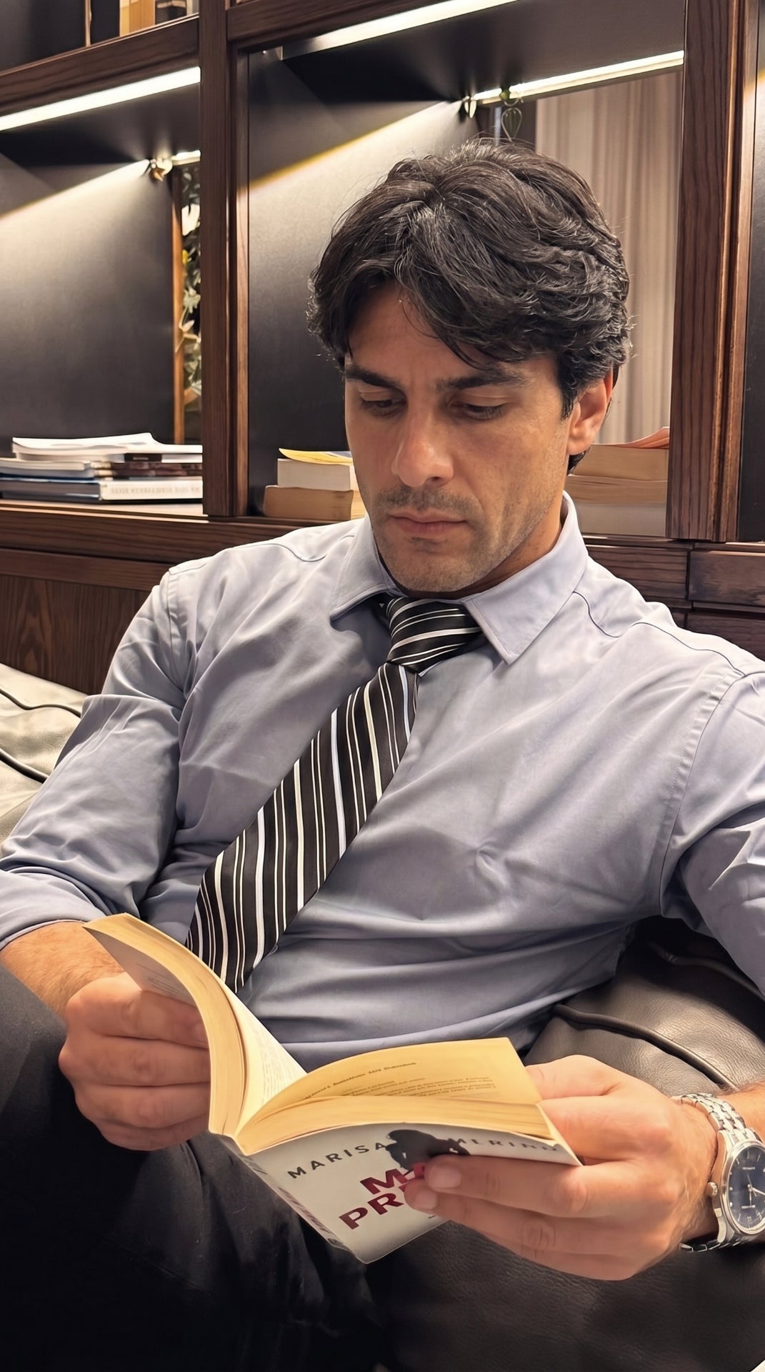 Dr. Andrés Romero leyendo