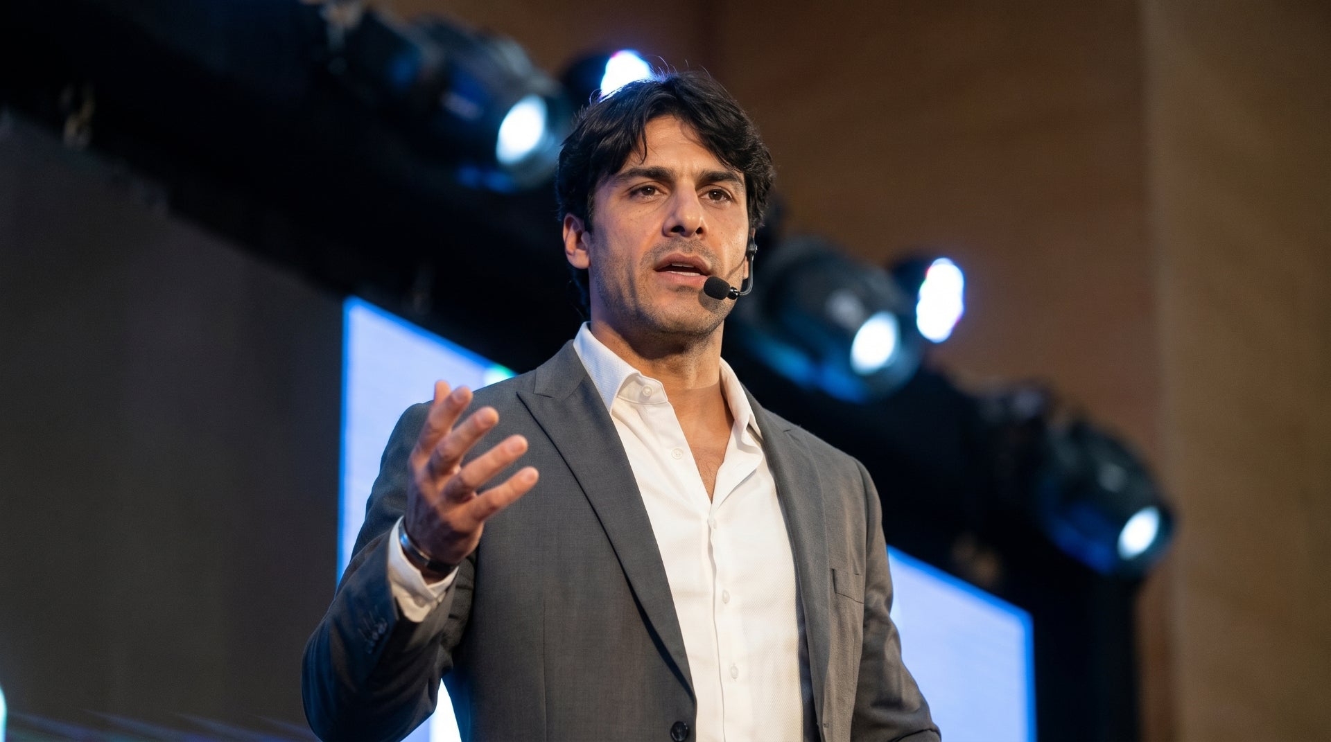 Dr. Andrés Romero en conferencia