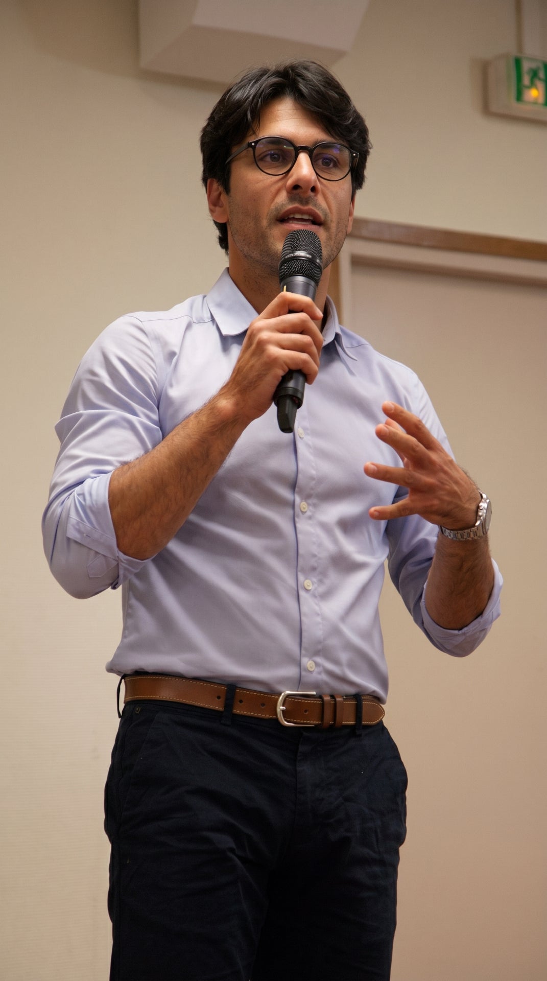 Dr. Andrés Romero presentando un lote